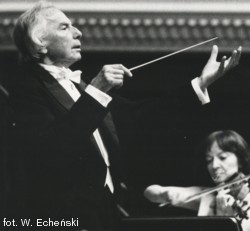 Andrzej Panufnik dyryguje