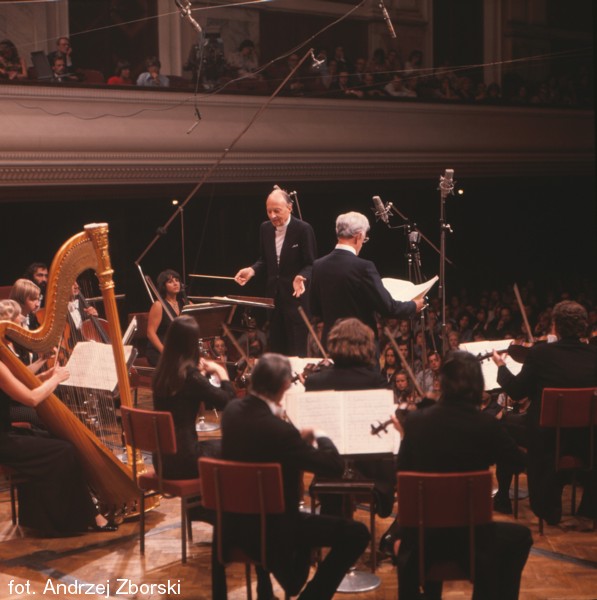 Witold Lutosławski dyryguje w Filharmonii Narodowej (Warszawska Jesień 1975)